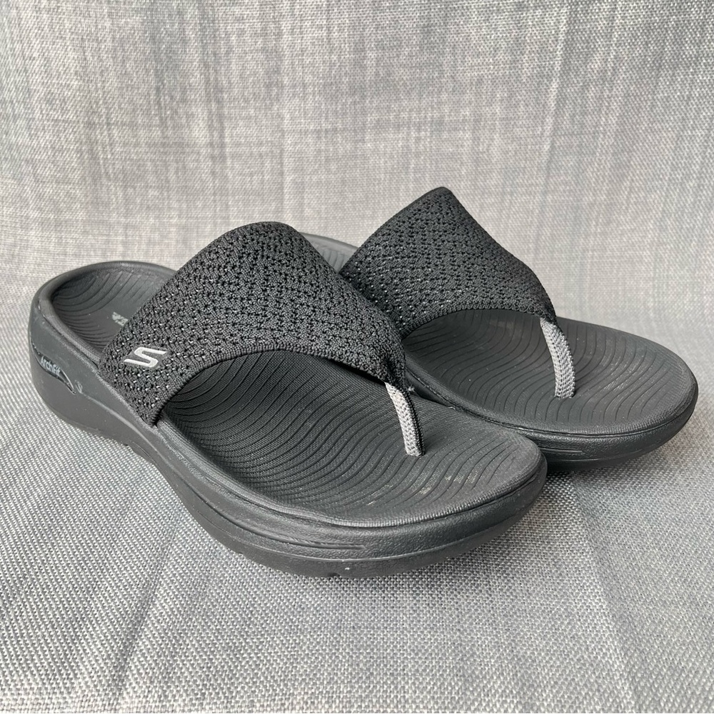 Skechers Flip Flops Womens Sz 8 Gowalk Arch Fit Weekender Black Thong Sandals